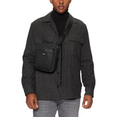 Minimalistische Herren-Umhängetasche von Calvin Klein – ideal für den urbanen Alltag